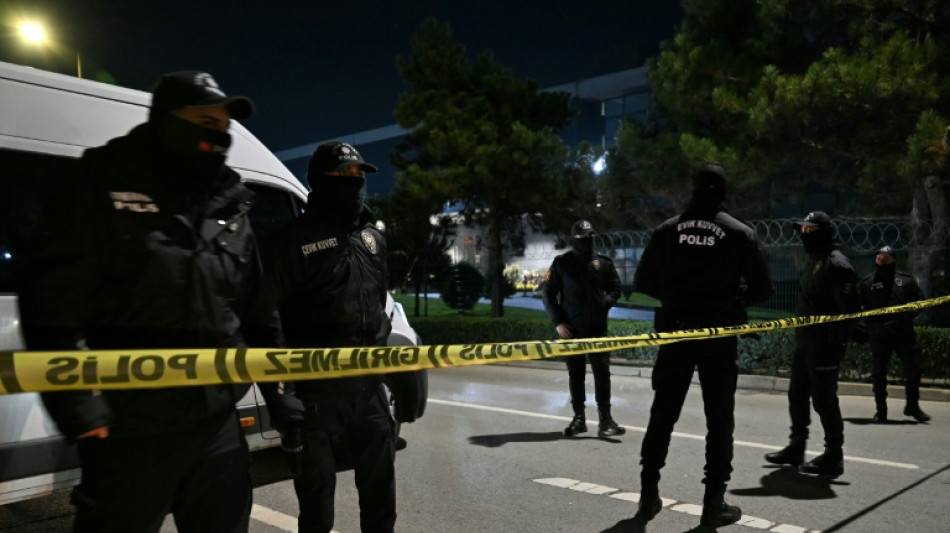 Pol&iacute;cia turca liberta ref&eacute;ns em f&aacute;brica da P&G