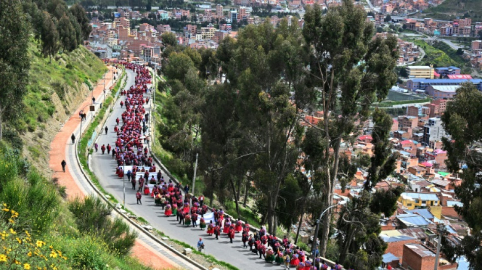Milhares de bolivianos v&atilde;o &agrave;s ruas contra escassez de d&oacute;lares e combust&iacute;vel