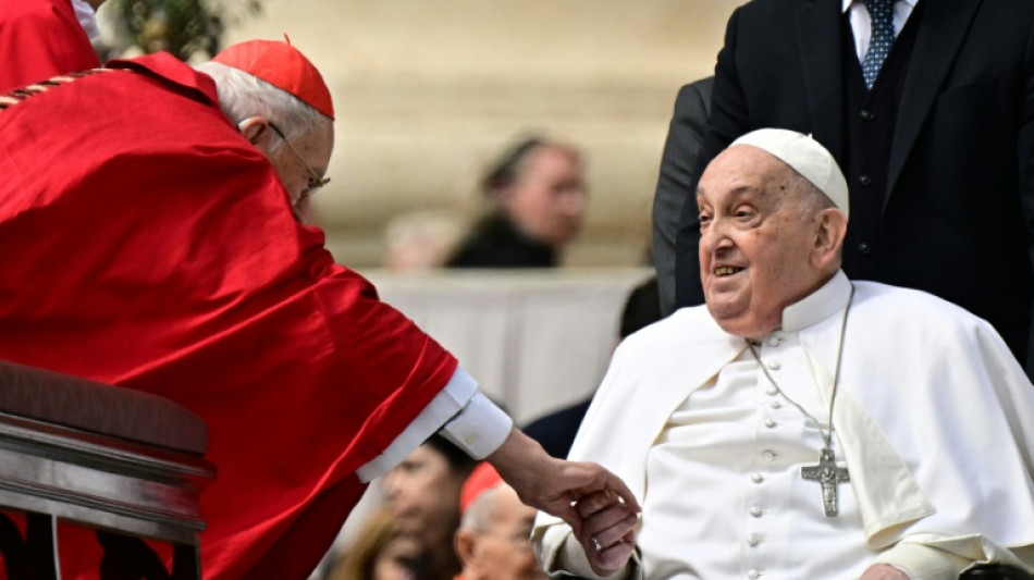Le pape Fran&ccedil;ois s'offre un bain de foule impr&eacute;vu sur la place Saint-Pierre