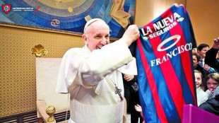 Papa: San Lorenzo in campo con maglia "Insieme per l'eternit&agrave;"