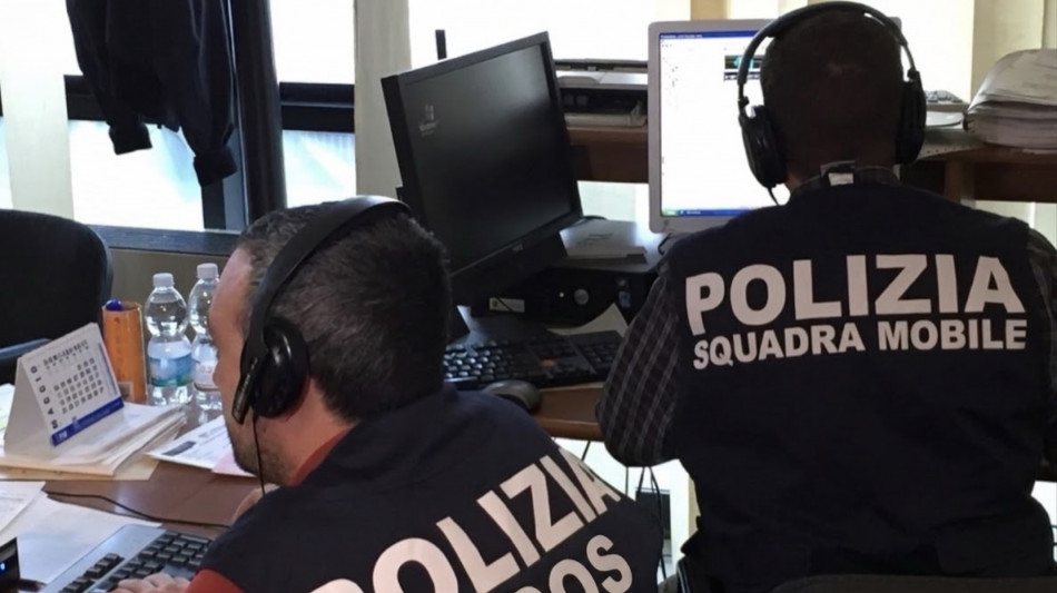 Giovani programmavano saccheggio negozi, blitz a Bari
