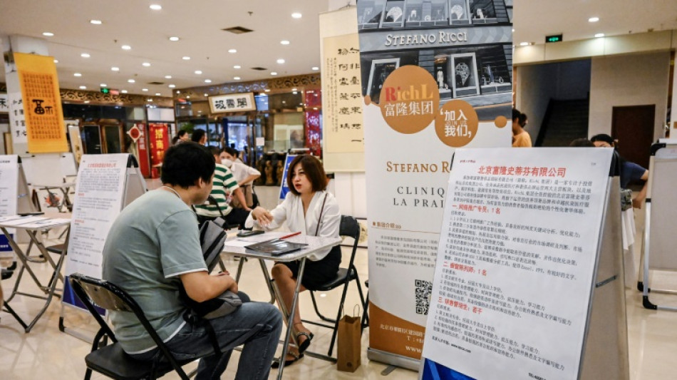"Je n'en dors pas la nuit": en Chine, la peur du ch&ocirc;mage hante la jeunesse 