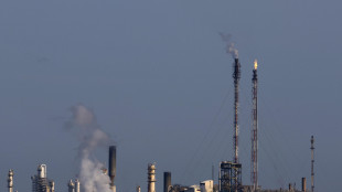 Il petrolio torna in rialzo, Brent sale a 104 dollari al barile