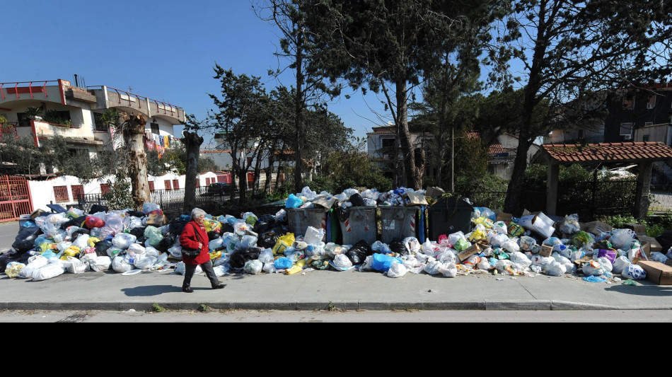 Aumentati i rifiuti urbani e si differenzia di più, il Mezzogiorno riduce il gap