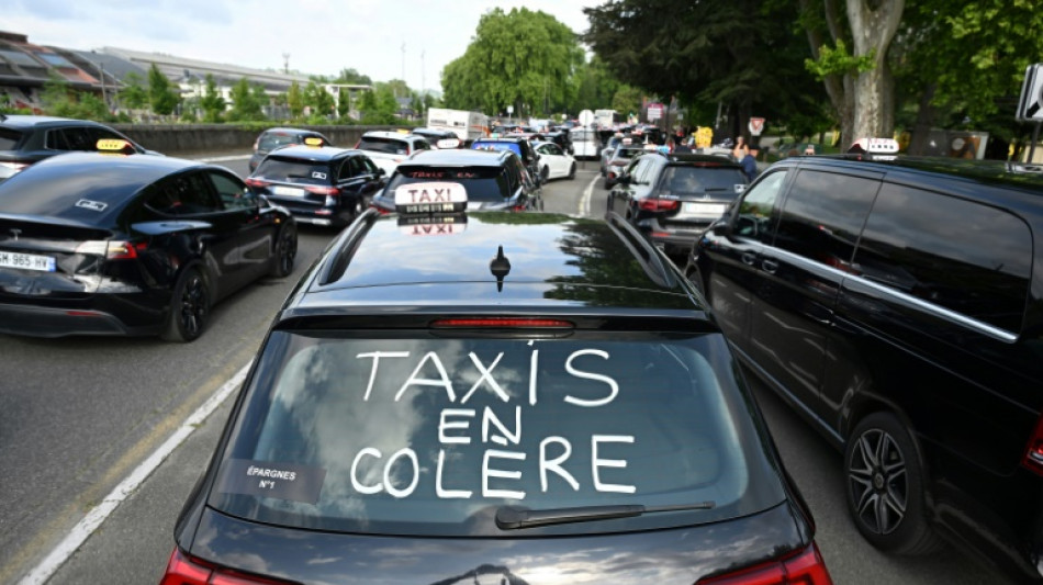 Transport sanitaire, VTC: des milliers de taxis manifestent en France