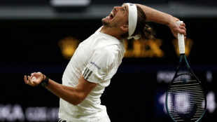 Jogo de Zverev pelas oitavas de Wimbledon &eacute; interrompido por toque de recolher; rein&iacute;cio ser&aacute; na 3&ordf;feira