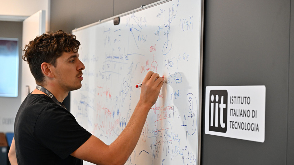 In Italia primo volo al mondo di robot umanoide con propulsione