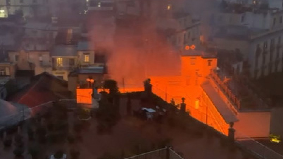 Incendio nel cuore di Napoli, in fiamme il teatro Sannazzaro