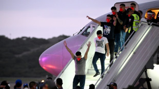 Llegan a Venezuela migrantes liberados de megacárcel salvadoreña tras canje con EEUU