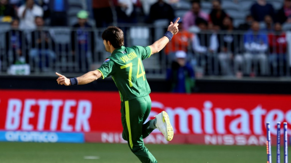 Pakistan keep World Cup hopes alive, Bangladesh win thriller