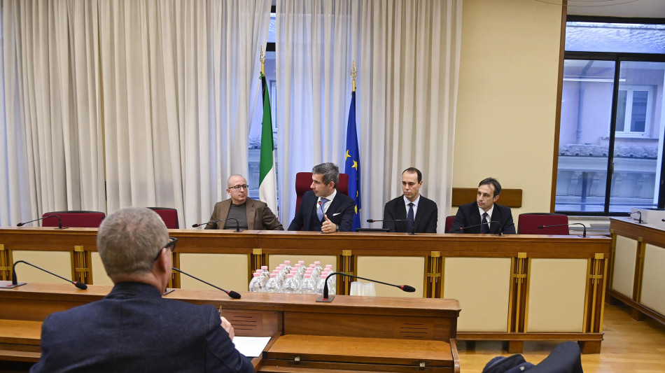 Scontro in Commissione Covid, il presidente 'resto'