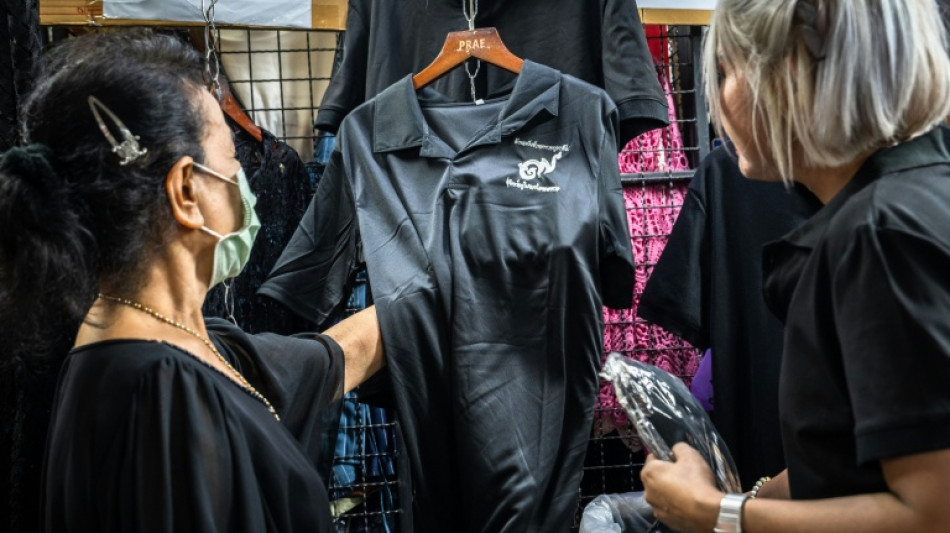 Tha&iuml;lande: apr&egrave;s la mort de Sirikit, les vendeurs de v&ecirc;tements de deuil en difficult&eacute;
