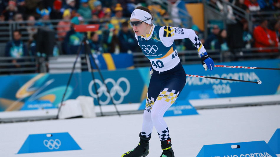 Milano Cortina: fondista Andersson rompe attacco e corre con sci in mano