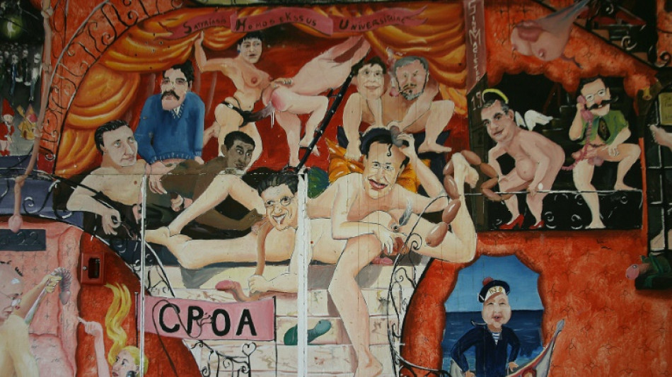 H&ocirc;pitaux: le gouvernement demande le retrait des fresques &agrave; connotation sexuelle