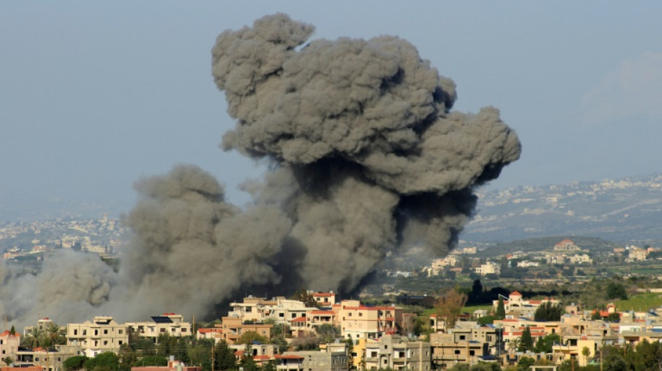 Liban: trois civils tu&eacute;s par une frappe isra&eacute;lienne, le Hezbollah lance des roquettes