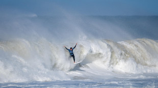 Surf, a 12 anni Khelia cavalca onda-monstre a Thaiti