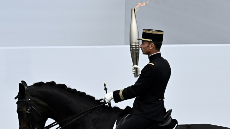 JO-2024: la flamme poursuit sa travers&eacute;e de Paris, c&ocirc;t&eacute;s chic et populaires