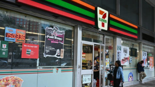 Asian stocks struggle as traders eye Fed saga, trade war 