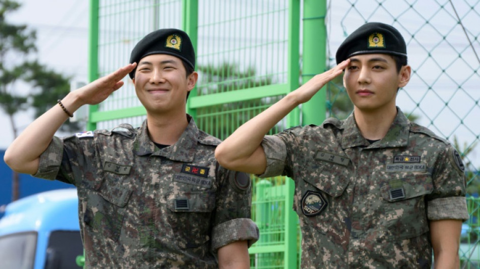 Cor&eacute;e du Sud: RM et V, membres du groupe BTS, ont &eacute;t&eacute; lib&eacute;r&eacute;s de leur service militaire