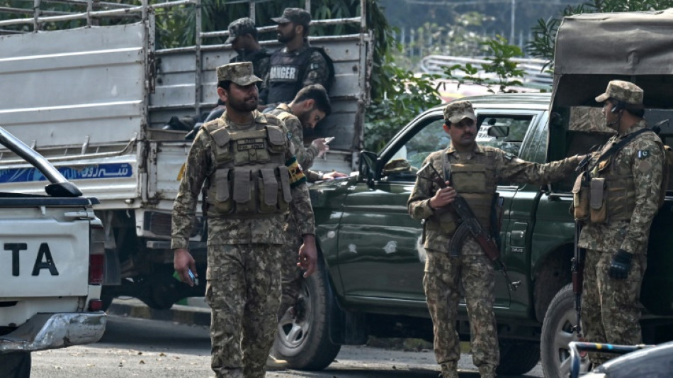 Paquist&atilde;o celebra elei&ccedil;&otilde;es com candidato apoiado pelos militares como favorito