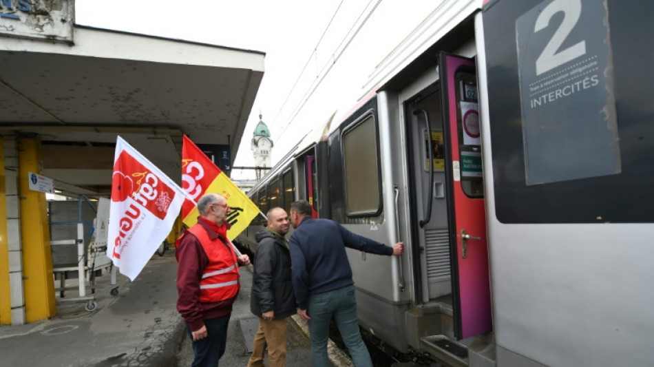 Elus et usagers des lignes SNCF "d&eacute;grad&eacute;es" repartent d&eacute;&ccedil;us de leur mont&eacute;e &agrave; Paris