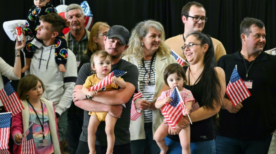 Les Etats-Unis sabrent l'accueil de r&eacute;fugi&eacute;s, privil&eacute;gient des blancs sud-africains