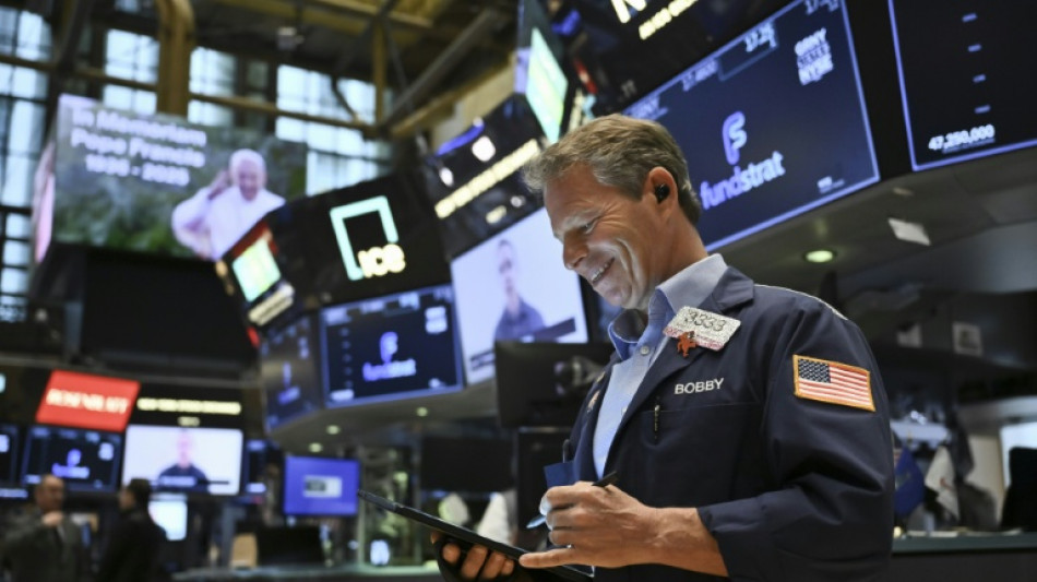 Wall Street termine en hausse, s'accroche avant une salve de données économiques