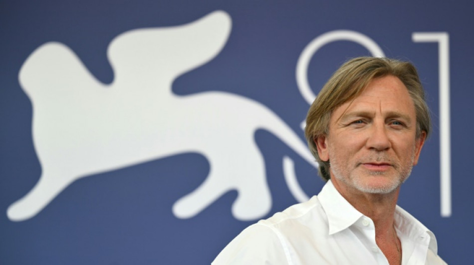 Mostra de Venise: Daniel Craig passe des bras des James Bond girls &agrave; ceux d'un homme