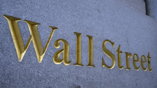 Wall Street en ordre dispers&eacute;, h&eacute;site &agrave; aller plus haut