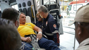 Bolsonaro &eacute; transferido a hospital por 'fortes dores' abdominais