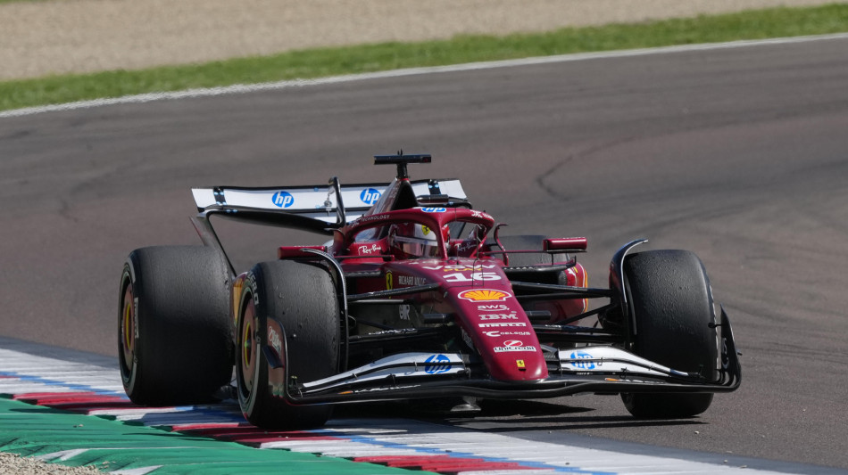 F1: una nuova tuta per Leclerc a Monaco, domina il bianco