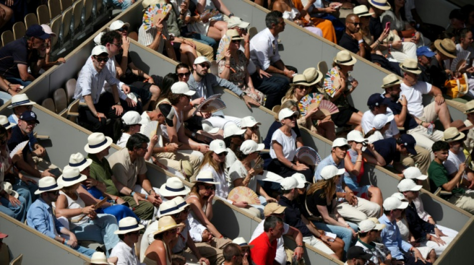 At sweltering Roland Garros fans and players try to stay cool