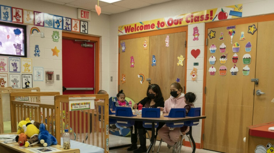M&atilde;es adolescentes estudam junto com seus beb&ecirc;s em escola do Texas