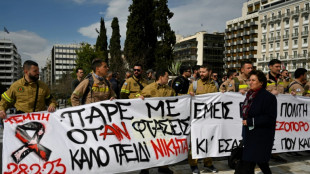 "Appelle-moi quand tu arrives", un message maternel devenu slogan des Grecs en col&egrave;re