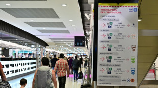 Fermeture du tron&ccedil;on nord du RER B: beaucoup de flegme et des bus pour limiter la gal&egrave;re