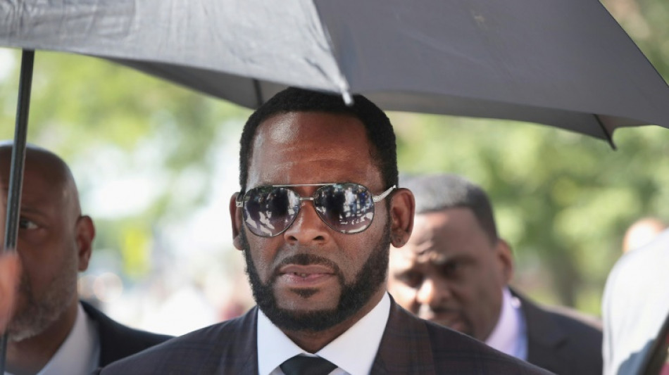 Cantante R. Kelly condenado a 20 años de cárcel por pornografía infantil