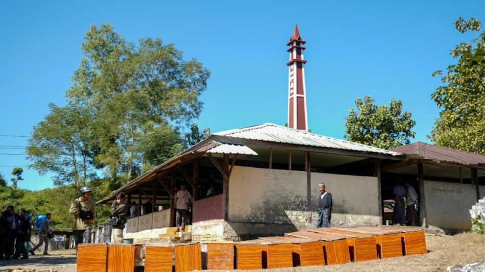 Junta militar birmanesa nega ter matado civis no bombardeio de um hospital