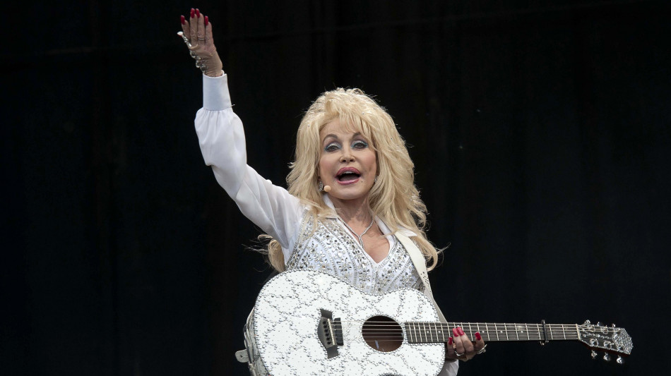 Dopo la morte, Dolly Parton &egrave; diventata l'artista pi&ugrave; ascoltata in streaming
