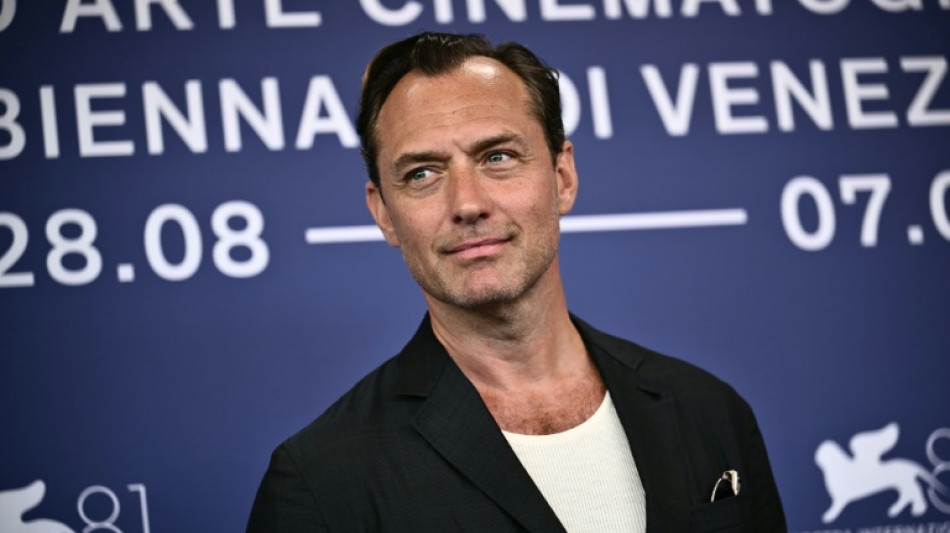 A Venise, Jude Law poursuit des supr&eacute;macistes blancs