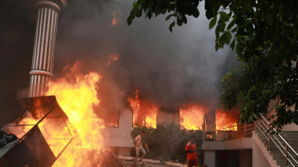Manifestantes queman Parlamento en Nepal pese a la dimisión del primer ministro