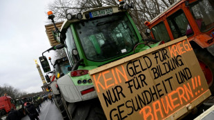 Barrikade mit Baumst&auml;mmen und Mist - Bauern blockieren Autobahn in Niedersachsen