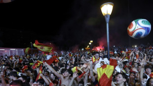 Espanha acorda campe&atilde; e de ressaca