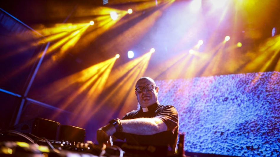 Un cur&eacute; portugais, star des platines