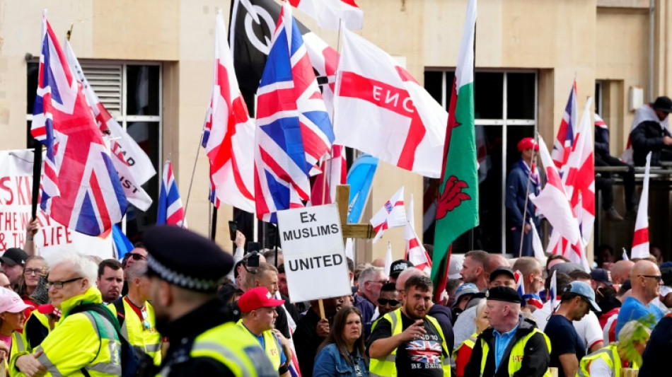 Mais de 100 mil pessoas participam de protesto em Londres convocado por ativista de extrema direita