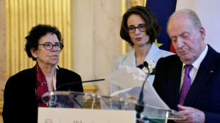 El rey em&eacute;rito espa&ntilde;ol Juan Carlos I defiende su trayectoria al recibir un premio en Francia