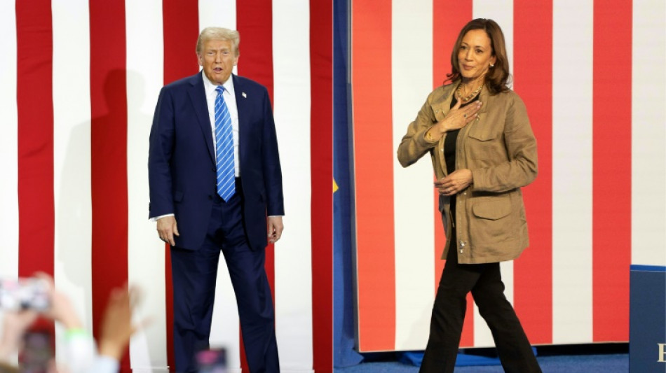 Harris y Trump siguen bastante igualados a un mes de las elecciones