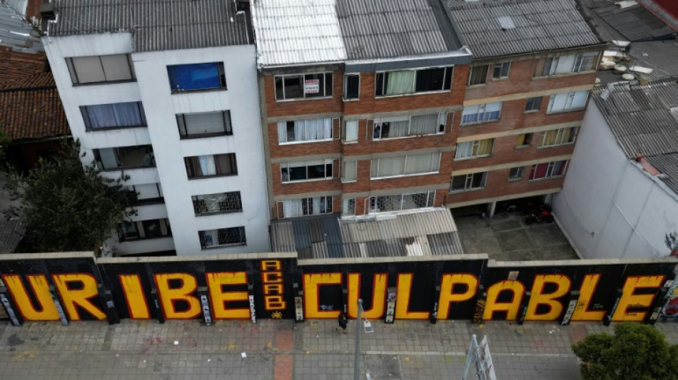 Ex-presidente da Colômbia, Uribe recorre à 'oração' antes de apelar de sua condenação