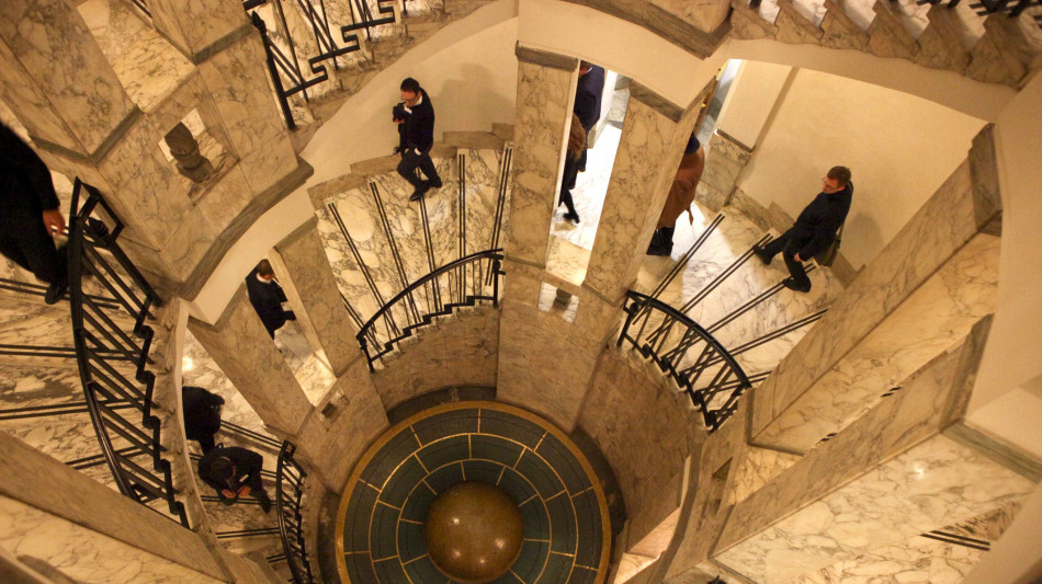 Borsa: Milano chiude debole (-0,73%), pesa Stellantis, corre Stm