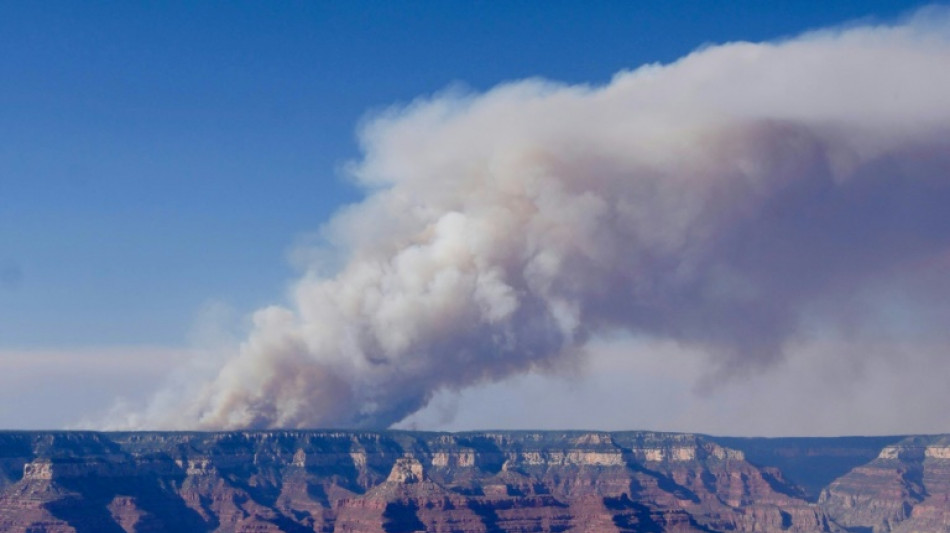 Incendio forestal avanza en el Gran Cañón y arrasa monumento histórico de EEUU