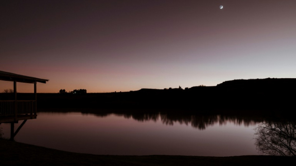 Un pueblo totalmente blanco florece en la "Naci&oacute;n Arco&iacute;ris" sudafricana